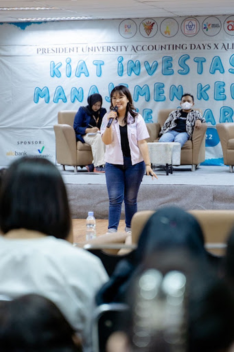 InvestasiKu dan Allobank melalui acara Allo Invest Meramaikan Acara President University Accounting Day di Cikarang InvestasiKu dan Allobank turut meramaikan acara President University pada hari Senin 17 Oktober 2021 di Cikarang, Jawa Barat. Acara yang bertemakan Kiat Investasi dan Manajemen Keuangan ini merupakan salah satu rangkaian acara President University Accounting Day. Acara ini dihadiri lebih dari 120 peserta offline dan 60 peserta secara online. (Dok. InvestasiKu)