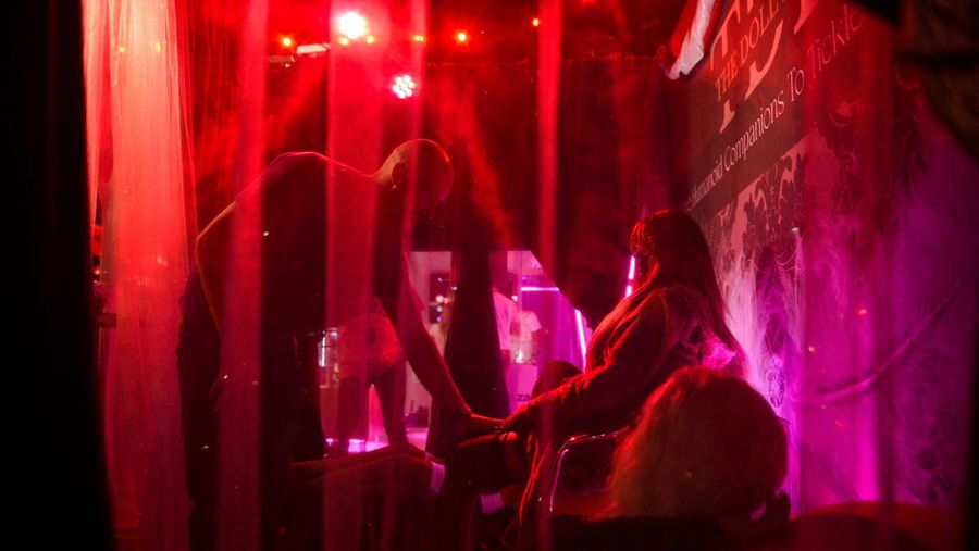 Peserta berinteraksi dengan boneka manusia hidup yang dilengkapi dengan Artificial Intelligence (AI) di The Sex Expo, pameran bertema dewasa yang diadakan di Pretoria, Afrika Selatan, Kamis (13/10/2022). (REUTERS/Alet Pretorius)