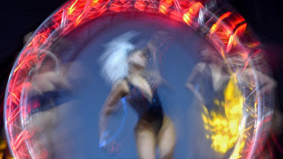 Penari dewasa beraksi di The Sex Expo, pameran bertema dewasa yang diadakan di Pretoria, Afrika Selatan, Kamis (13/10/2022). (REUTERS/Alet Pretorius)