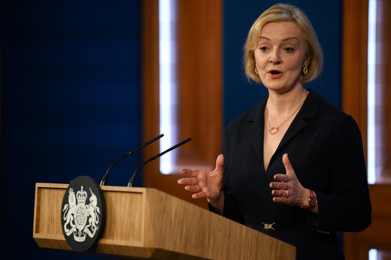 Perdana Menteri Inggris, Liz Truss LONDON, ENGLAND - OCTOBER 14: UK Prime Minister Liz Truss talks at a press conference in 10 Downing Street after sacking her former Chancellor, Kwasi Kwarteng, on October 14, 2022 in London, England. After just five weeks in the job, Prime Minister Liz Truss has sacked Chancellor of The Exchequer Kwasi Kwarteng after he delivered a mini-budget that plunged the UK economy into crisis. (Photo by Daniel Leal - WPA Pool/Getty Images)