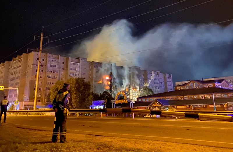 Asap mengepul di lokasi kecelakaan pesawat di gedung apartemen di kota selatan Yeysk, Rusia, Senin (17/10/2022). Sebuah pesawat tempur Rusia Sukhoi Su-34 yang merupakan pesawat pembom tempur jarak menengah supersonik itu jatuh dan menabrak bangunan bertingkat saat menggelar latihan terbang di pangkalan militer terdekat. (REUTERS/Stringer)