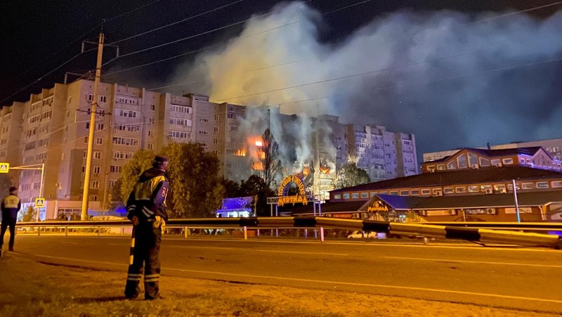 Asap mengepul di lokasi kecelakaan pesawat di gedung apartemen di kota selatan Yeysk, Rusia, Senin (17/10/2022). Sebuah pesawat tempur Rusia Sukhoi Su-34 yang merupakan pesawat pembom tempur jarak menengah supersonik itu jatuh dan menabrak bangunan bertingkat saat menggelar latihan terbang di pangkalan militer terdekat. (REUTERS/Stringer)