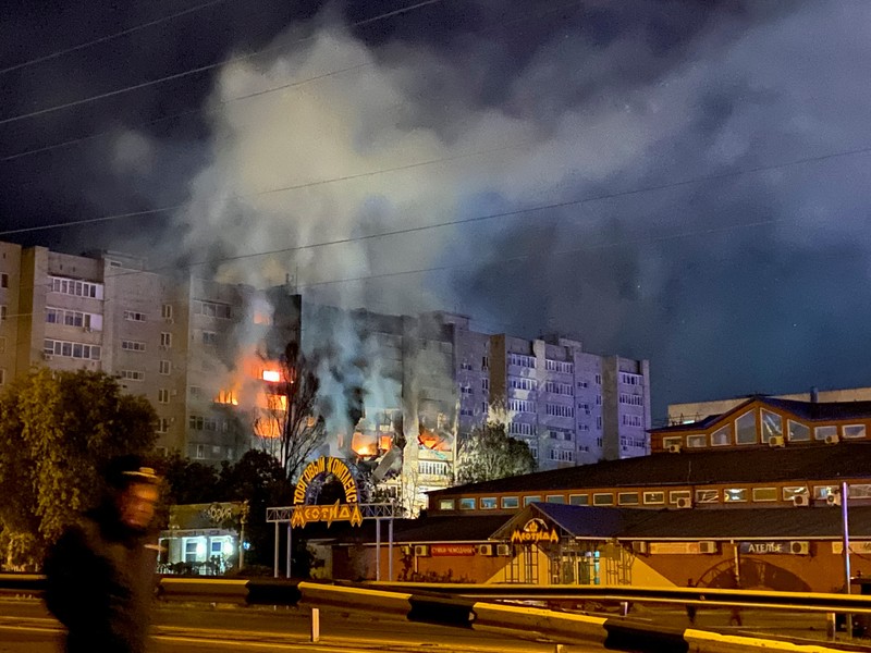 Asap mengepul di lokasi kecelakaan pesawat di gedung apartemen di kota selatan Yeysk, Rusia, Senin (17/10/2022). Sebuah pesawat tempur Rusia Sukhoi Su-34 yang merupakan pesawat pembom tempur jarak menengah supersonik itu jatuh dan menabrak bangunan bertingkat saat menggelar latihan terbang di pangkalan militer terdekat. (REUTERS/Stringer)