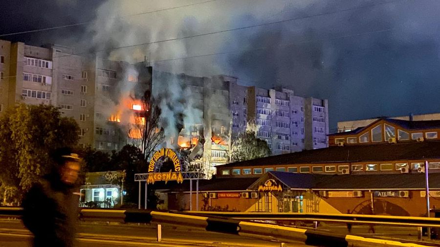 Asap mengepul di lokasi kecelakaan pesawat di gedung apartemen di kota selatan Yeysk, Rusia, Senin (17/10/2022). Sebuah pesawat tempur Rusia Sukhoi Su-34 yang merupakan pesawat pembom tempur jarak menengah supersonik itu jatuh dan menabrak bangunan bertingkat saat menggelar latihan terbang di pangkalan militer terdekat. (REUTERS/Stringer)
