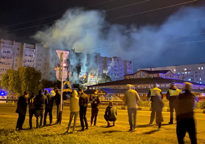 Asap mengepul di lokasi kecelakaan pesawat di gedung apartemen di kota selatan Yeysk, Rusia, Senin (17/10/2022). Sebuah pesawat tempur Rusia Sukhoi Su-34 yang merupakan pesawat pembom tempur jarak menengah supersonik itu jatuh dan menabrak bangunan bertingkat saat menggelar latihan terbang di pangkalan militer terdekat. (REUTERS/Stringer)