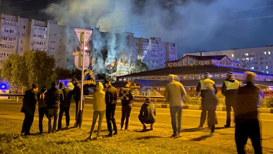 Asap mengepul di lokasi kecelakaan pesawat di gedung apartemen di kota selatan Yeysk, Rusia, Senin (17/10/2022). Sebuah pesawat tempur Rusia Sukhoi Su-34 yang merupakan pesawat pembom tempur jarak menengah supersonik itu jatuh dan menabrak bangunan bertingkat saat menggelar latihan terbang di pangkalan militer terdekat. (REUTERS/Stringer)