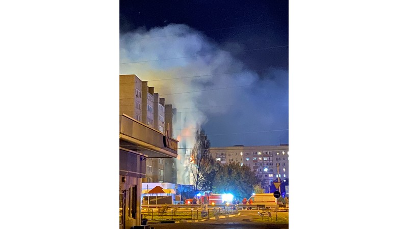 Pesawat jet tempur Rusia Sukhoi Su-34 Menabrak Apartemen di kota selatan Yeysk, Rusia Asap mengepul di lokasi kecelakaan pesawat di gedung apartemen di kota selatan Yeysk, Rusia, Senin (17/10/2022). Sebuah pesawat tempur Rusia Sukhoi Su-34 yang merupakan pesawat pembom tempur jarak menengah supersonik itu jatuh dan menabrak bangunan bertingkat saat menggelar latihan terbang di pangkalan militer terdekat. (REUTERS/Stringer)
