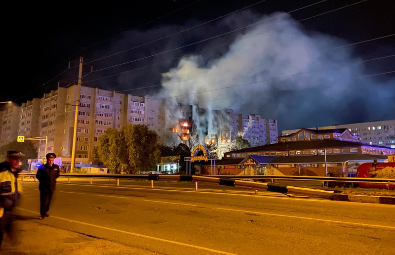 Asap mengepul di lokasi kecelakaan pesawat di gedung apartemen di kota selatan Yeysk, Rusia, Senin (17/10/2022). Sebuah pesawat tempur Rusia Sukhoi Su-34 yang merupakan pesawat pembom tempur jarak menengah supersonik itu jatuh dan menabrak bangunan bertingkat saat menggelar latihan terbang di pangkalan militer terdekat. (REUTERS/Stringer)