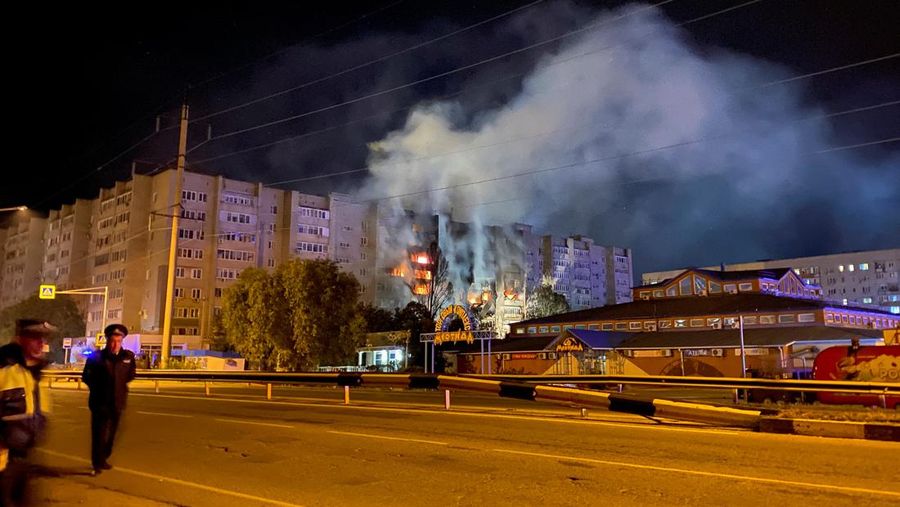 Asap mengepul di lokasi kecelakaan pesawat di gedung apartemen di kota selatan Yeysk, Rusia, Senin (17/10/2022). Sebuah pesawat tempur Rusia Sukhoi Su-34 yang merupakan pesawat pembom tempur jarak menengah supersonik itu jatuh dan menabrak bangunan bertingkat saat menggelar latihan terbang di pangkalan militer terdekat. (REUTERS/Stringer)
