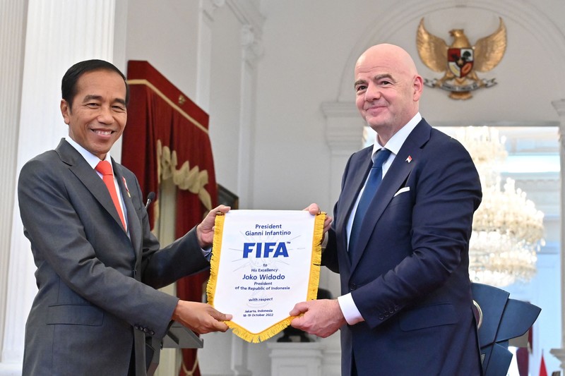 Presiden FIFA Gianni Infantino melambai kepada wartawan saat tiba untuk pertemuan dengan Presiden Joko Widodo Presiden FIFA Gianni Infantino melambai kepada wartawan saat tiba untuk pertemuan dengan Presiden Joko Widodo di Istana Merdeka di Jakarta, Indonesia, Selasa (18/10/2022). (AP Photo/Achmad Ibrahim)