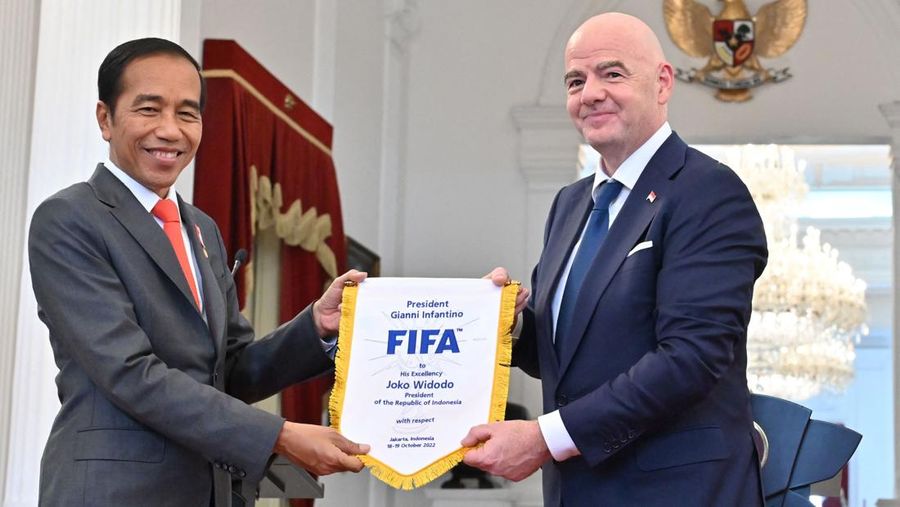 Presiden FIFA Gianni Infantino melambai kepada wartawan saat tiba untuk pertemuan dengan Presiden Joko Widodo di Istana Merdeka di Jakarta, Indonesia, Selasa (18/10/2022). (AP Photo/Achmad Ibrahim)