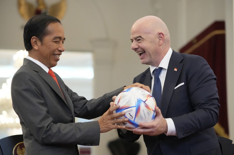 Presiden FIFA Gianni Infantino melambai kepada wartawan saat tiba untuk pertemuan dengan Presiden Joko Widodo Presiden FIFA Gianni Infantino melambai kepada wartawan saat tiba untuk pertemuan dengan Presiden Joko Widodo di Istana Merdeka di Jakarta, Indonesia, Selasa (18/10/2022). (AP Photo/Achmad Ibrahim)