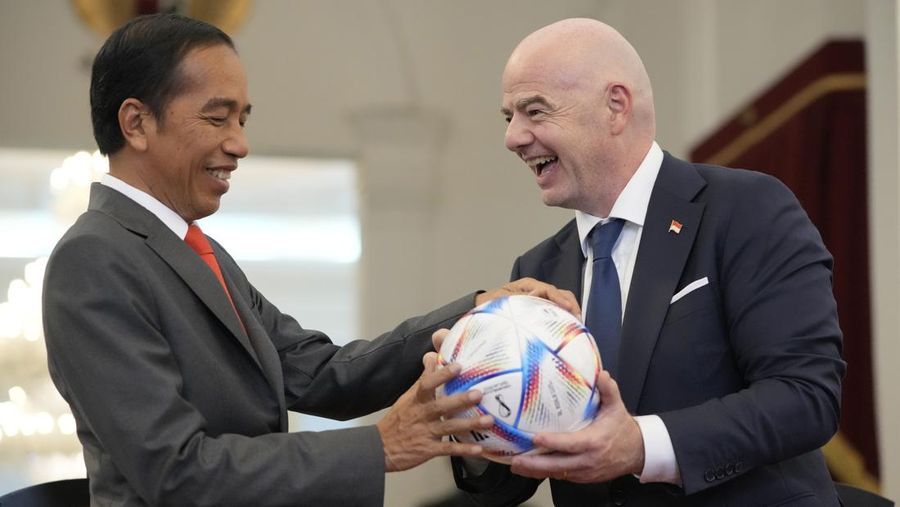 Presiden FIFA Gianni Infantino melambai kepada wartawan saat tiba untuk pertemuan dengan Presiden Joko Widodo di Istana Merdeka di Jakarta, Indonesia, Selasa (18/10/2022). (AP Photo/Achmad Ibrahim)