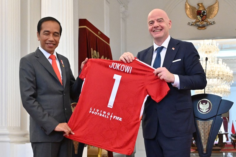 Presiden FIFA Gianni Infantino melambai kepada wartawan saat tiba untuk pertemuan dengan Presiden Joko Widodo Presiden FIFA Gianni Infantino melambai kepada wartawan saat tiba untuk pertemuan dengan Presiden Joko Widodo di Istana Merdeka di Jakarta, Indonesia, Selasa (18/10/2022). (AP Photo/Achmad Ibrahim)