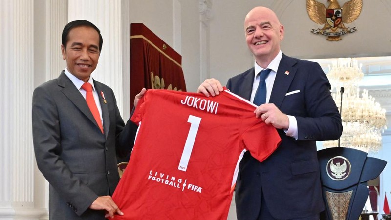 Presiden FIFA Gianni Infantino melambai kepada wartawan saat tiba untuk pertemuan dengan Presiden Joko Widodo di Istana Merdeka di Jakarta, Indonesia, Selasa (18/10/2022). (AP Photo/Achmad Ibrahim)