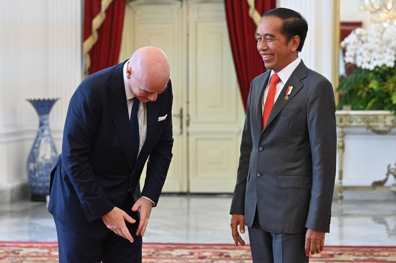 Presiden FIFA Gianni Infantino melambai kepada wartawan saat tiba untuk pertemuan dengan Presiden Joko Widodo Presiden FIFA Gianni Infantino melambai kepada wartawan saat tiba untuk pertemuan dengan Presiden Joko Widodo di Istana Merdeka di Jakarta, Indonesia, Selasa (18/10/2022). (AP Photo/Achmad Ibrahim)