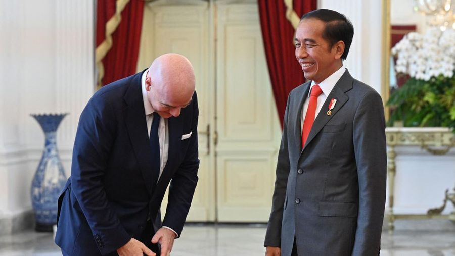 Presiden FIFA Gianni Infantino melambai kepada wartawan saat tiba untuk pertemuan dengan Presiden Joko Widodo di Istana Merdeka di Jakarta, Indonesia, Selasa (18/10/2022). (AP Photo/Achmad Ibrahim)