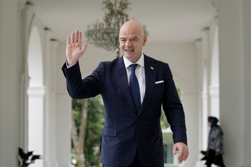 Presiden FIFA Gianni Infantino melambai kepada wartawan saat tiba untuk pertemuan dengan Presiden Joko Widodo Presiden FIFA Gianni Infantino melambai kepada wartawan saat tiba untuk pertemuan dengan Presiden Joko Widodo di Istana Merdeka di Jakarta, Indonesia, Selasa (18/10/2022). (AP Photo/Achmad Ibrahim)