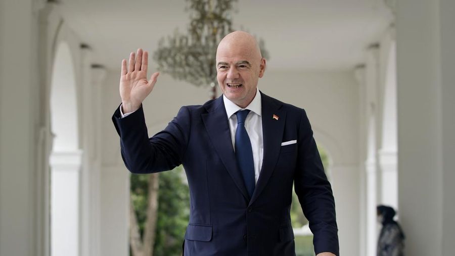 Presiden FIFA Gianni Infantino melambai kepada wartawan saat tiba untuk pertemuan dengan Presiden Joko Widodo di Istana Merdeka di Jakarta, Indonesia, Selasa (18/10/2022). (AP Photo/Achmad Ibrahim)
