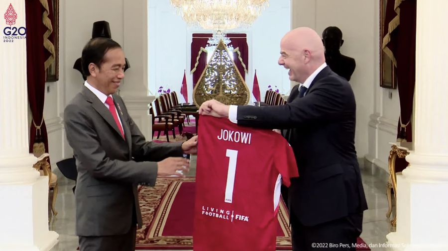 Presiden FIFA, Gianni Infantino Memberikan cenderamata kepada Presiden Joko Widodo usai pertemuannya di Istana Merdeka, Selasa (18/10/2022). (Tangkapan Layar via Youtube Sekretariat Presiden)
