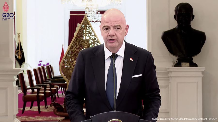 Presiden FIFA, Gianni Infantino Memberikan Keterangan Pers Bersama Presiden Joko Widodo di Istana Merdeka, Selasa (18/10/2022). (Tangkapan Layar via Youtube Sekretariat Presiden)