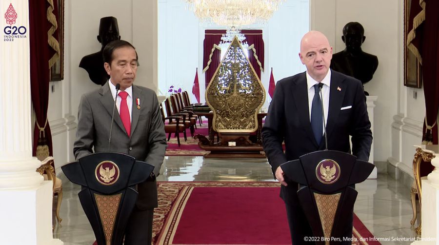 Presiden FIFA, Gianni Infantino Memberikan Keterangan Pers Bersama Presiden Joko Widodo di Istana Merdeka, Selasa (18/10/2022). (Tangkapan Layar via Youtube Sekretariat Presiden)