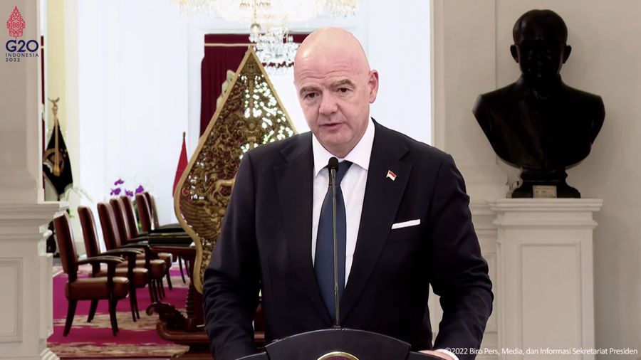 Presiden FIFA, Gianni Infantino Memberikan Keterangan Pers Bersama Presiden Joko Widodo di Istana Merdeka, Selasa (18/10/2022). (Tangkapan Layar via Youtube Sekretariat Presiden)