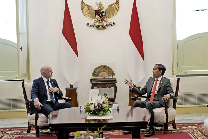 Presiden FIFA Gianni Infantino melambai kepada wartawan saat tiba untuk pertemuan dengan Presiden Joko Widodo Presiden FIFA Gianni Infantino melambai kepada wartawan saat tiba untuk pertemuan dengan Presiden Joko Widodo di Istana Merdeka di Jakarta, Indonesia, Selasa (18/10/2022). (AP Photo/Achmad Ibrahim)