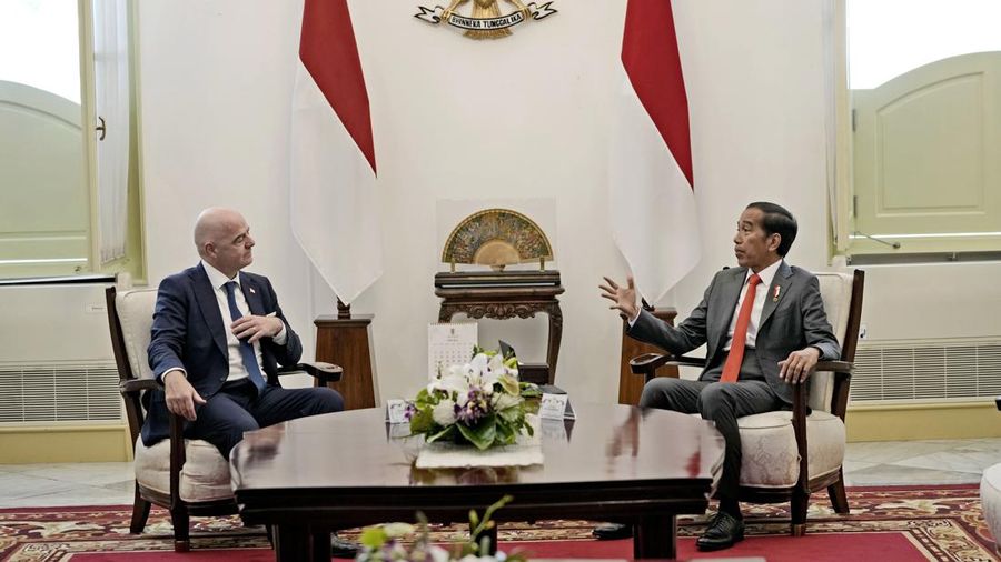 Presiden FIFA Gianni Infantino melambai kepada wartawan saat tiba untuk pertemuan dengan Presiden Joko Widodo di Istana Merdeka di Jakarta, Indonesia, Selasa (18/10/2022). (AP Photo/Achmad Ibrahim)