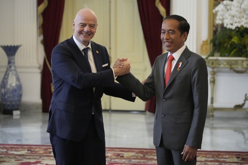 Presiden FIFA Gianni Infantino melambai kepada wartawan saat tiba untuk pertemuan dengan Presiden Joko Widodo Presiden FIFA Gianni Infantino melambai kepada wartawan saat tiba untuk pertemuan dengan Presiden Joko Widodo di Istana Merdeka di Jakarta, Indonesia, Selasa (18/10/2022). (AP Photo/Achmad Ibrahim)