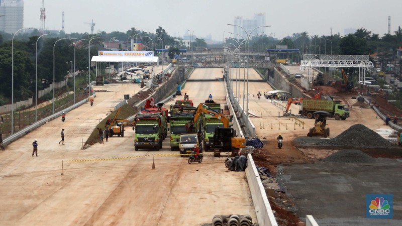 Proyek Jalan Tol Cinere - Jagorawi (Cijago) Seksi 3 (Kukusan - Cinere) Suasana proyek Konstruksi Jalan Tol Cinere - Jagorawi (Cijago) Seksi 3 (Kukusan - Cinere) di kawasan kukusan, Depok, Jawa Barat, Selasa (17/10). Konstruksi Jalan Tol Cinere - Jagorawi (Cijago) Seksi 3 (Kukusan - Cinere) ditargetkan kelar pada Januari 2023. Sejalan dengan hal tersebut, dilakukan percepatan pembangunan pada ruas sepanjang 5,44 kilometer (km) dari Kukusan ke Cinere ini. (CNBC Indonesia/ Muhammad Sabki)