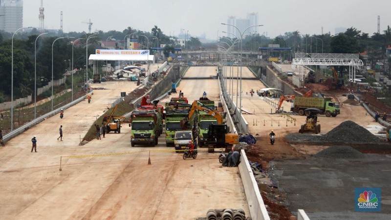 Suasana proyek  Konstruksi Jalan Tol Cinere - Jagorawi (Cijago) Seksi 3 (Kukusan - Cinere) di kawasan kukusan, Depok, Jawa Barat, Selasa (17/10). Konstruksi Jalan Tol Cinere - Jagorawi (Cijago) Seksi 3 (Kukusan - Cinere) ditargetkan kelar pada Januari 2023. Sejalan dengan hal tersebut, dilakukan percepatan pembangunan pada ruas sepanjang 5,44 kilometer (km) dari Kukusan ke Cinere ini. (CNBC Indonesia/ Muhammad Sabki)