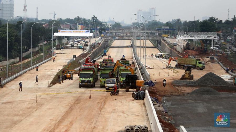 Suasana proyek Konstruksi Jalan Tol Cinere - Jagorawi (Cijago) Seksi 3 (Kukusan - Cinere) di kawasan kukusan, Depok, Jawa Barat, Selasa (17/10). Konstruksi Jalan Tol Cinere - Jagorawi (Cijago) Seksi 3 (Kukusan - Cinere) ditargetkan kelar pada Januari 2023. Sejalan dengan hal tersebut, dilakukan percepatan pembangunan pada ruas sepanjang 5,44 kilometer (km) dari Kukusan ke Cinere ini. (CNBC Indonesia/ Muhammad Sabki)