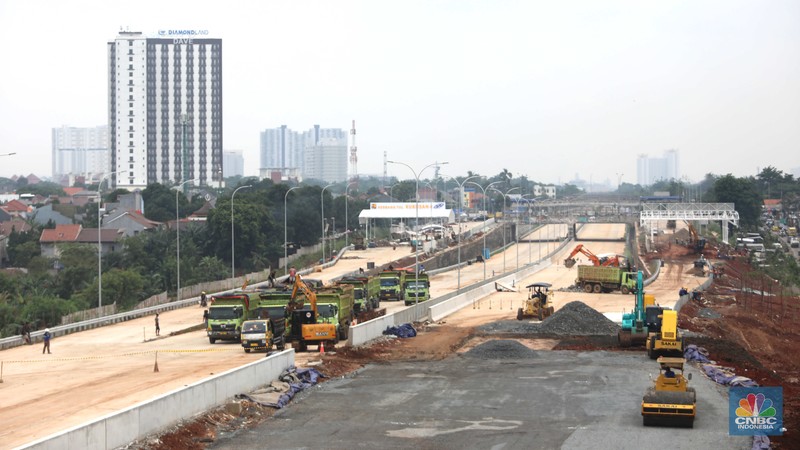 Suasana proyek  Konstruksi Jalan Tol Cinere - Jagorawi (Cijago) Seksi 3 (Kukusan - Cinere) di kawasan kukusan, Depok, Jawa Barat, Selasa (17/10). Konstruksi Jalan Tol Cinere - Jagorawi (Cijago) Seksi 3 (Kukusan - Cinere) ditargetkan kelar pada Januari 2023. Sejalan dengan hal tersebut, dilakukan percepatan pembangunan pada ruas sepanjang 5,44 kilometer (km) dari Kukusan ke Cinere ini. (CNBC Indonesia/ Muhammad Sabki)