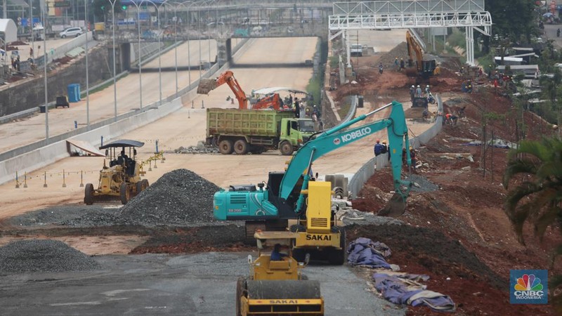 Suasana proyek  Konstruksi Jalan Tol Cinere - Jagorawi (Cijago) Seksi 3 (Kukusan - Cinere) di kawasan kukusan, Depok, Jawa Barat, Selasa (17/10). Konstruksi Jalan Tol Cinere - Jagorawi (Cijago) Seksi 3 (Kukusan - Cinere) ditargetkan kelar pada Januari 2023. Sejalan dengan hal tersebut, dilakukan percepatan pembangunan pada ruas sepanjang 5,44 kilometer (km) dari Kukusan ke Cinere ini. (CNBC Indonesia/ Muhammad Sabki)