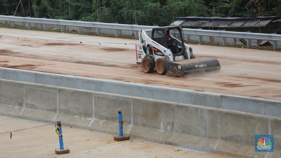 Suasana proyek  Konstruksi Jalan Tol Cinere - Jagorawi (Cijago) Seksi 3 (Kukusan - Cinere) di kawasan kukusan, Depok, Jawa Barat, Selasa (17/10). Konstruksi Jalan Tol Cinere - Jagorawi (Cijago) Seksi 3 (Kukusan - Cinere) ditargetkan kelar pada Januari 2023. Sejalan dengan hal tersebut, dilakukan percepatan pembangunan pada ruas sepanjang 5,44 kilometer (km) dari Kukusan ke Cinere ini. (CNBC Indonesia/ Muhammad Sabki)