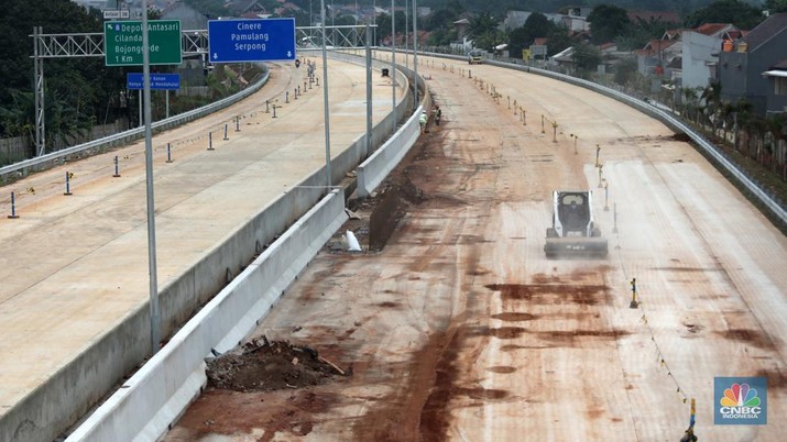 Suasana proyek  Konstruksi Jalan Tol Cinere - Jagorawi (Cijago) Seksi 3 (Kukusan - Cinere) di kawasan kukusan, Depok, Jawa Barat, Selasa (17/10). Konstruksi Jalan Tol Cinere - Jagorawi (Cijago) Seksi 3 (Kukusan - Cinere) ditargetkan kelar pada Januari 2023. Sejalan dengan hal tersebut, dilakukan percepatan pembangunan pada ruas sepanjang 5,44 kilometer (km) dari Kukusan ke Cinere ini. (CNBC Indonesia/ Muhammad Sabki)