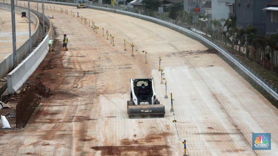 Pekerja menyelesaikan pembangunan Tol Cinere - Jagorawi (Cijago) seksi III di Beji, Depok, Jawa Barat, Jumat (8/7/2022). Jalan tol tersebut merupakan bagian dari jaringan Jalan Tol Jakarta Outer Ring Road atau JORR II yang menghubungkan Kukusan–Cinere Depok sepanjang 5,5 kilometer. (CNBC Indoneia/ Tri Susilo)