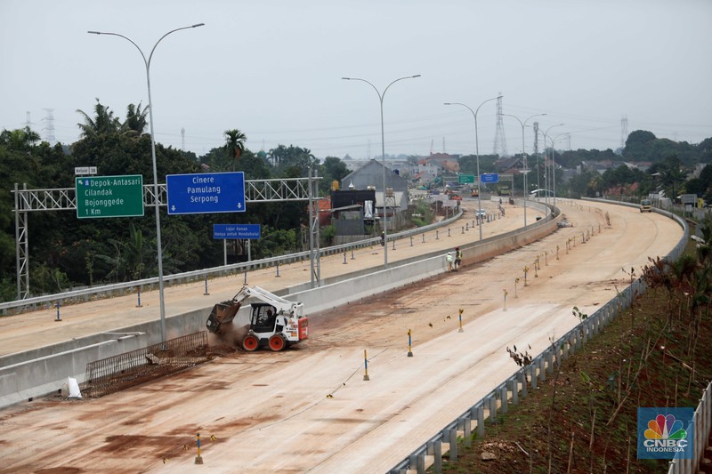 Proyek Jalan Tol Cinere - Jagorawi (Cijago) Seksi 3 (Kukusan - Cinere) Suasana proyek Konstruksi Jalan Tol Cinere - Jagorawi (Cijago) Seksi 3 (Kukusan - Cinere) di kawasan kukusan, Depok, Jawa Barat, Selasa (17/10). Konstruksi Jalan Tol Cinere - Jagorawi (Cijago) Seksi 3 (Kukusan - Cinere) ditargetkan kelar pada Januari 2023. Sejalan dengan hal tersebut, dilakukan percepatan pembangunan pada ruas sepanjang 5,44 kilometer (km) dari Kukusan ke Cinere ini. (CNBC Indonesia/ Muhammad Sabki)