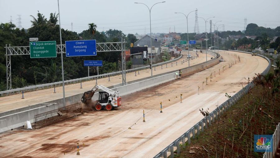 Suasana proyek Konstruksi Jalan Tol Cinere - Jagorawi (Cijago) Seksi 3 (Kukusan - Cinere) di kawasan kukusan, Depok, Jawa Barat, Selasa (17/10). Konstruksi Jalan Tol Cinere - Jagorawi (Cijago) Seksi 3 (Kukusan - Cinere) ditargetkan kelar pada Januari 2023. Sejalan dengan hal tersebut, dilakukan percepatan pembangunan pada ruas sepanjang 5,44 kilometer (km) dari Kukusan ke Cinere ini. (CNBC Indonesia/ Muhammad Sabki)