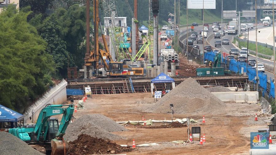 Sejumlah kendaraan melintas di samping proyek penanganan banjir di KM 8 Tol Pondok Aren-Serpong, Tangerang Selatan, Banten, Selasa (18/10/2022). Kementerian PUPR mengatakan tengah melakukan upaya untuk menangani banjir di Jalan Tol Pondok Aren-Serpong KM 8+500. (CNBC Indonesia/ Muhammad Sabki)