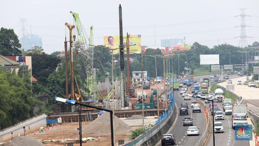 Sejumlah kendaraan melintas di samping proyek penanganan banjir di KM 8 Tol Pondok Aren-Serpong, Tangerang Selatan, Banten, Selasa (18/10/2022). Kementerian PUPR mengatakan tengah melakukan upaya untuk menangani banjir di Jalan Tol Pondok Aren-Serpong KM 8+500. (CNBC Indonesia/ Muhammad Sabki)
