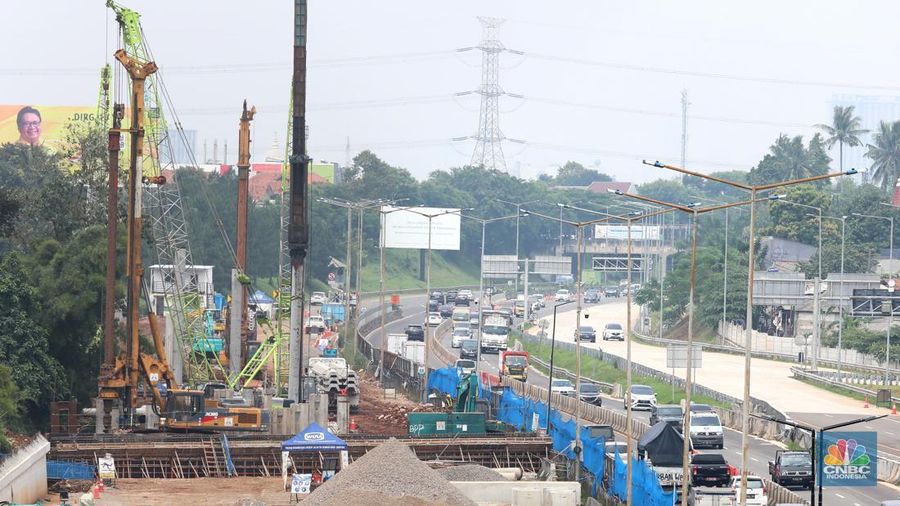 Sejumlah kendaraan melintas di samping proyek penanganan banjir di KM 8 Tol Pondok Aren-Serpong, Tangerang Selatan, Banten, Selasa (18/10/2022). Kementerian PUPR mengatakan tengah melakukan upaya untuk menangani banjir di Jalan Tol Pondok Aren-Serpong KM 8+500. (CNBC Indonesia/ Muhammad Sabki)