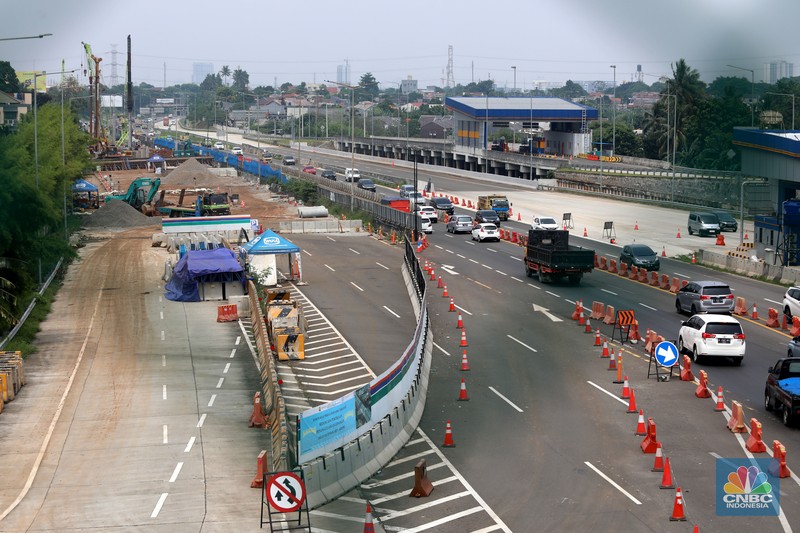 Proyek penanganan banjir di KM 8 Tol Pondok Aren-Serpong, Tangerang Selatan Sejumlah kendaraan melintas di samping proyek penanganan banjir di KM 8 Tol Pondok Aren-Serpong, Tangerang Selatan, Banten, Selasa (18/10/2022). Kementerian PUPR mengatakan tengah melakukan upaya untuk menangani banjir di Jalan Tol Pondok Aren-Serpong KM 8+500. (CNBC Indonesia/ Muhammad Sabki)