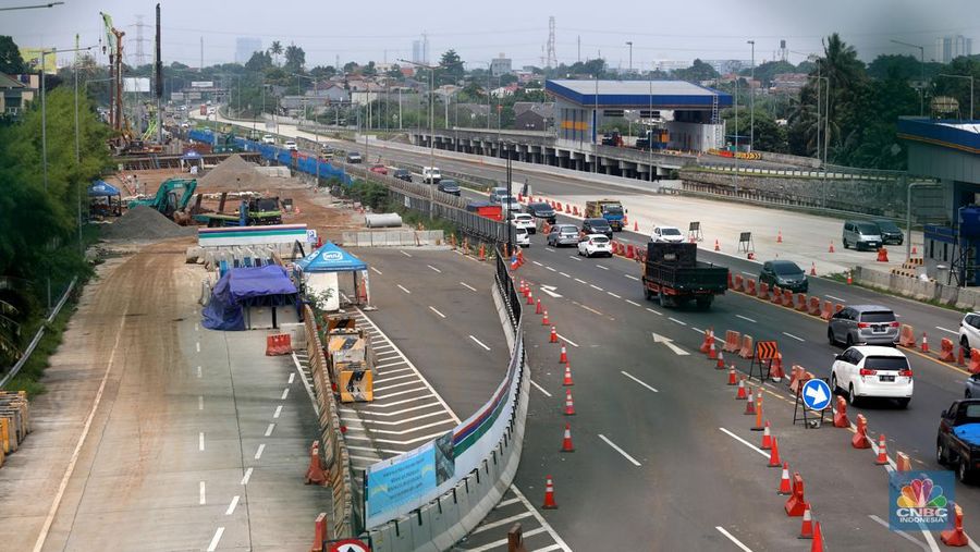 Sejumlah kendaraan melintas di samping proyek penanganan banjir di KM 8 Tol Pondok Aren-Serpong, Tangerang Selatan, Banten, Selasa (18/10/2022). Kementerian PUPR mengatakan tengah melakukan upaya untuk menangani banjir di Jalan Tol Pondok Aren-Serpong KM 8+500. (CNBC Indonesia/ Muhammad Sabki)
