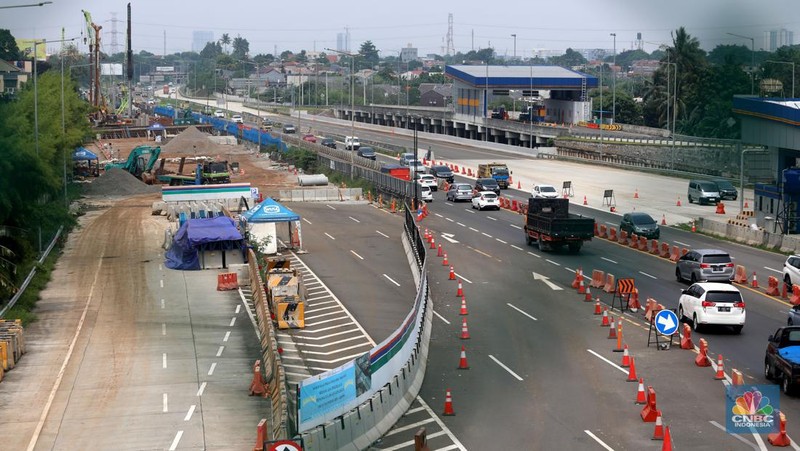 Sejumlah kendaraan melintas di samping proyek penanganan banjir di KM 8 Tol Pondok Aren-Serpong, Tangerang Selatan, Banten, Selasa (18/10/2022). Kementerian PUPR mengatakan tengah melakukan upaya untuk menangani banjir di Jalan Tol Pondok Aren-Serpong KM 8+500. (CNBC Indonesia/ Muhammad Sabki)