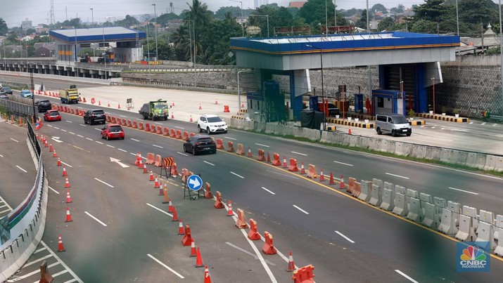 Sejumlah kendaraan melintas di samping proyek penanganan banjir di KM 8 Tol Pondok Aren-Serpong, Tangerang Selatan, Banten, Selasa (18/10/2022). Kementerian PUPR mengatakan tengah melakukan upaya untuk menangani banjir di Jalan Tol Pondok Aren-Serpong KM 8+500. (CNBC Indonesia/ Muhammad Sabki)