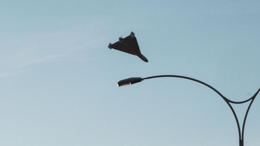 Sebuah pesawat tak berawak (drone) terbang setelah serangan di Kyiv, Ukraina, Senin (17/10/2022). Menurut Kantor Kepresidenan Ukraina, serangan dilakukan pesawat tanpa awak (UAV) Shahed-136, kamikaze buatan Iran. Belum diketahui sejauh mana kerusakan dan korban. (Photo by YASUYOSHI CHIBA/AFP via Getty Images)