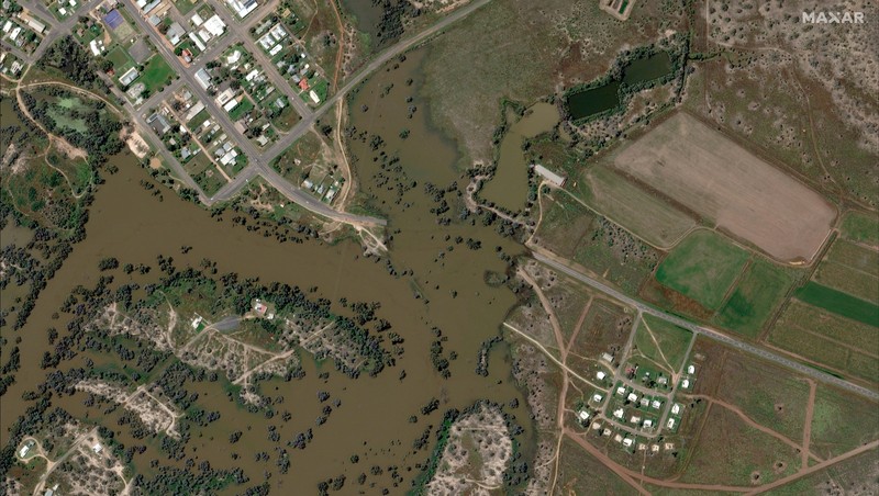 AUSTRALIA-WEATHER/ A satellite image shows a flooded road in Brewarrina, Australia, October 15, 2022. Maxar Technologies/Handout via REUTERS. ATTENTION EDITORS - THIS IMAGE HAS BEEN SUPPLIED BY A THIRD PARTY. NO RESALES. NO ARCHIVES. MANDATORY CREDIT. MUST NOT OBSCURE LOGO.