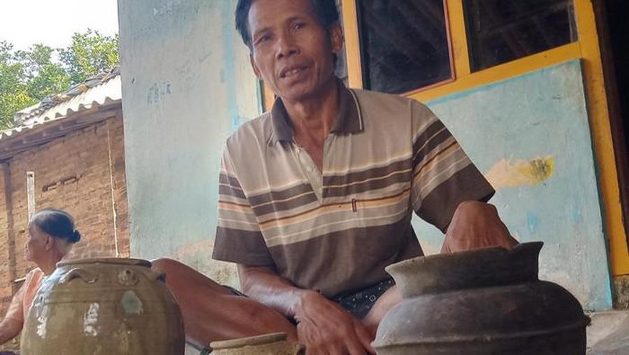 Dua guci kuno ditemukan Harun Talla (55), pembuat batu bata asal Dusun Karanganyar, Desa Mranggen, Kecamatan Jatinom, Klaten, Jawa Tengah. (Achmad Husni Syauqi/Detik Jateng)